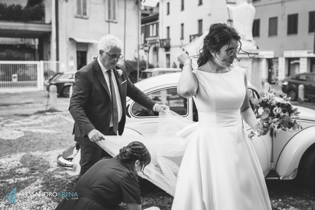 Ultimi aggiustamenti prima di entrare in chiesa