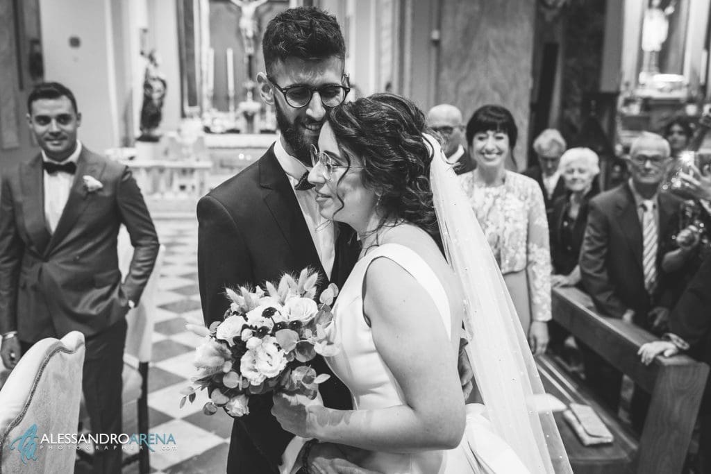 Il primo incontro tra gli sposi sull'altare