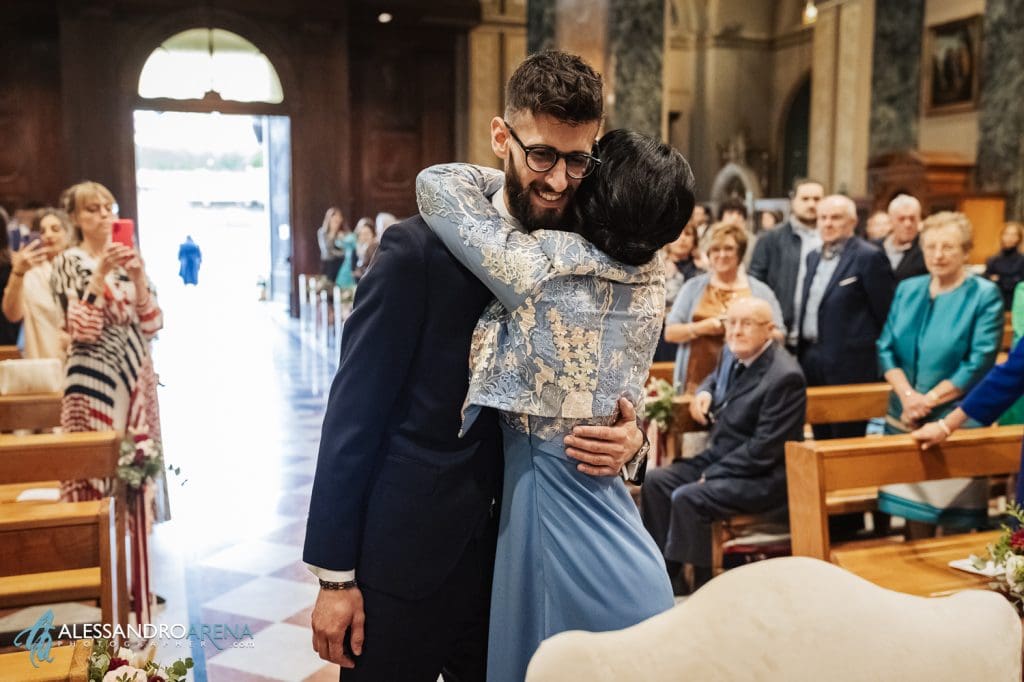 L'ingresso dello sposo accompagnato dalla mamma