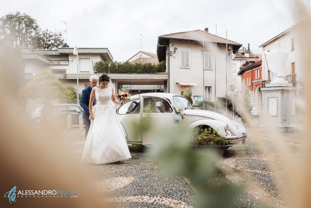 La sposa scende dall'auto