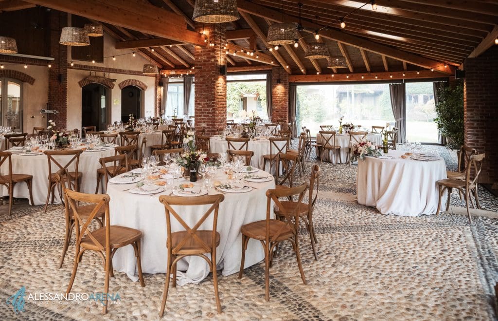 L'allestimento della cena nel Convivium del Forestiero - Matrimonio a Borgo San Cristoforo