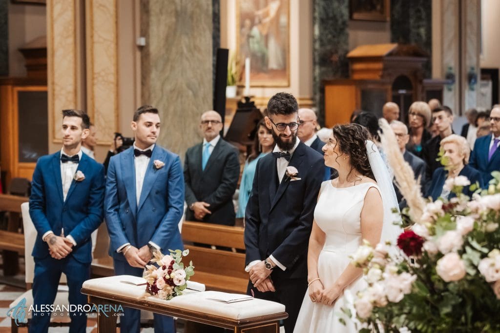 Sguardi di intesa tra gli sposi