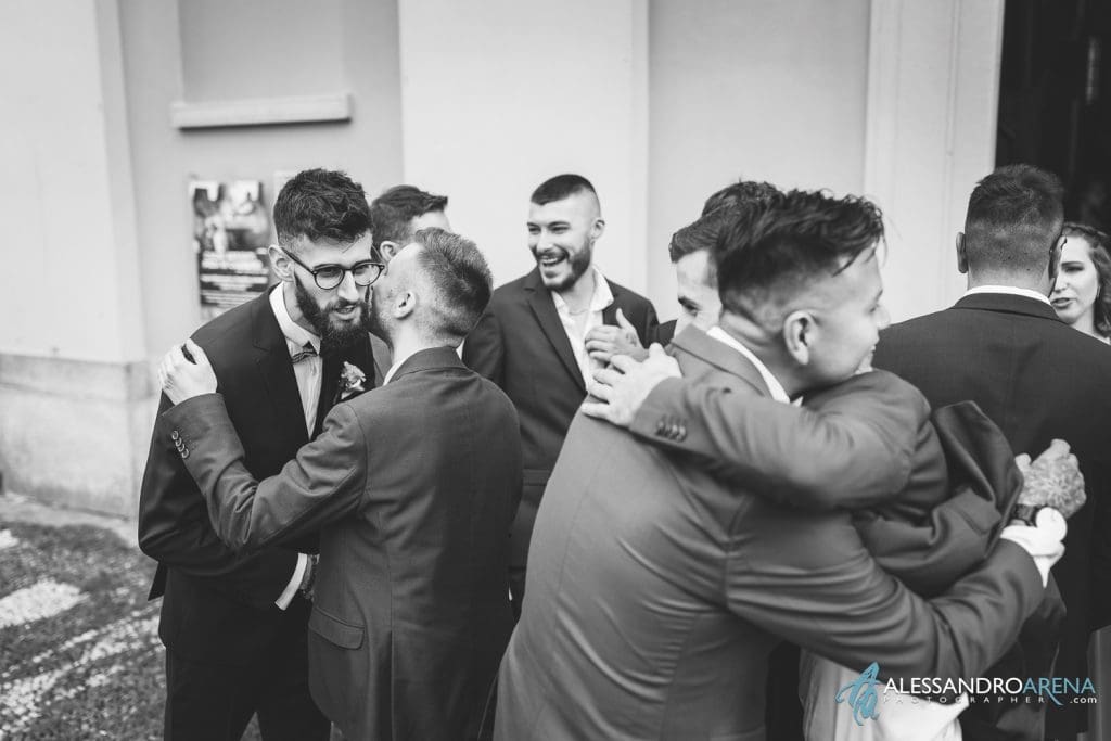 Lo sposo saluta gli amici