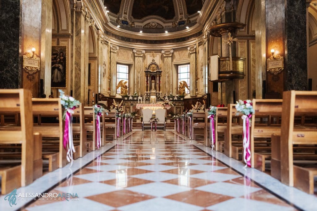 L'interno della chiesa di San Giulio a Cassano Magnago