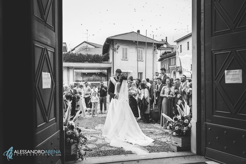 Bacio tra gli sposi - Matrimonio Chiesa San Giulio Cassano Magnago