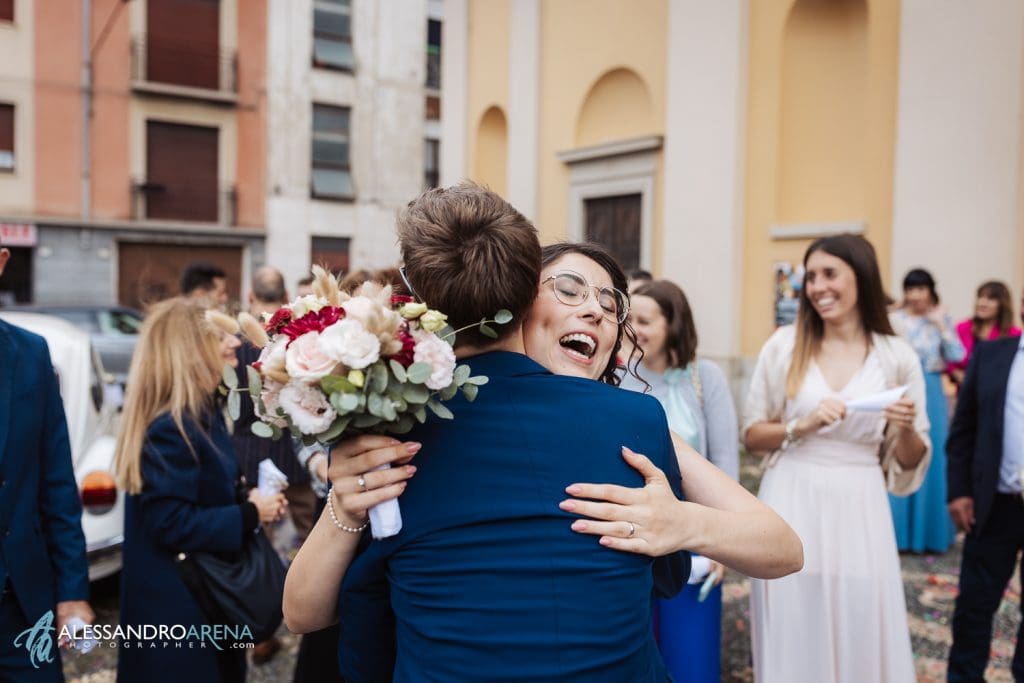 La sposa abbraccia un amico