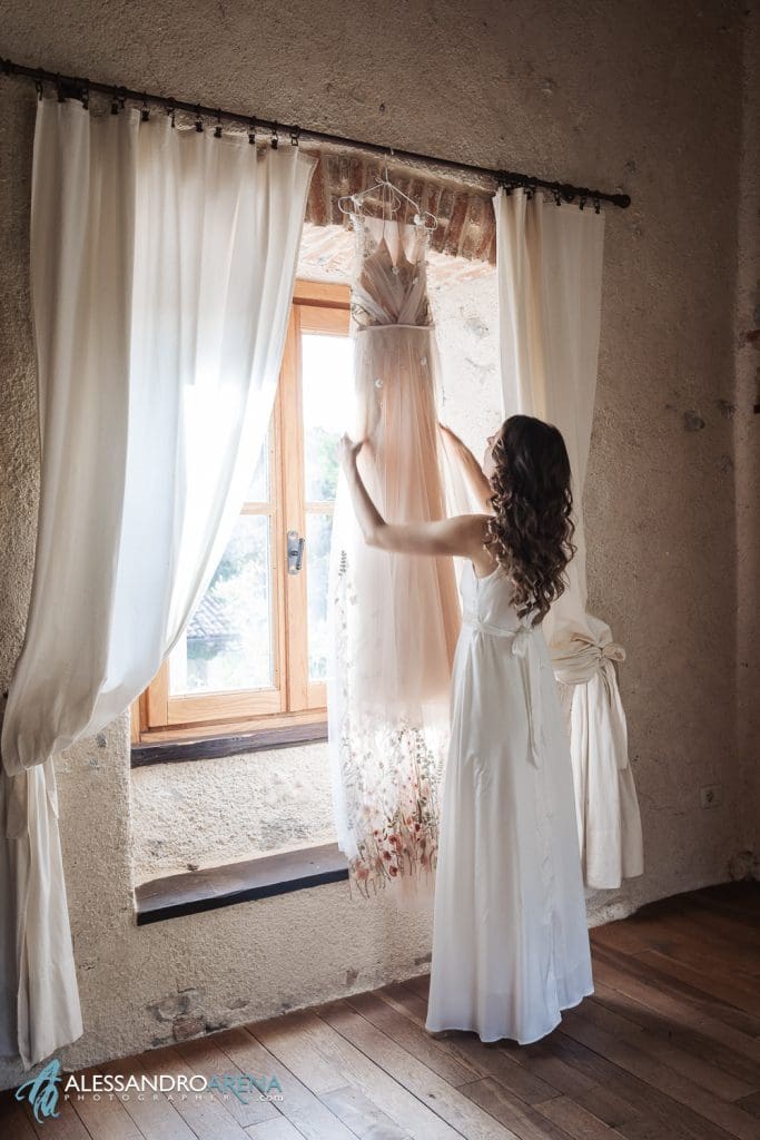 La sposa appende l'abito di Yoliah spose