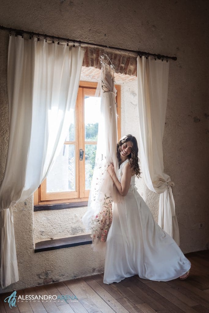 La sposa abbraccia l'abito di Yoliah spose