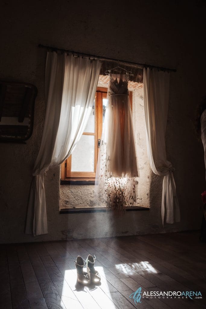 Un raggio di sole illumina le scarpe della sposa