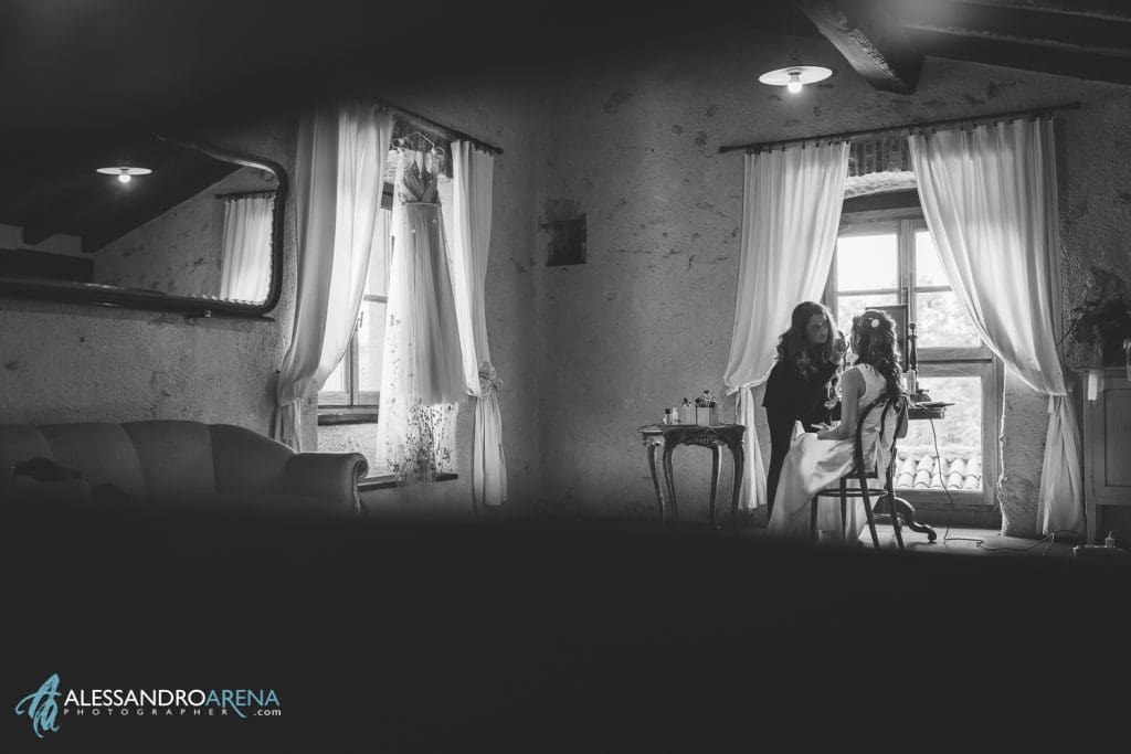 La sposa durante il trucco