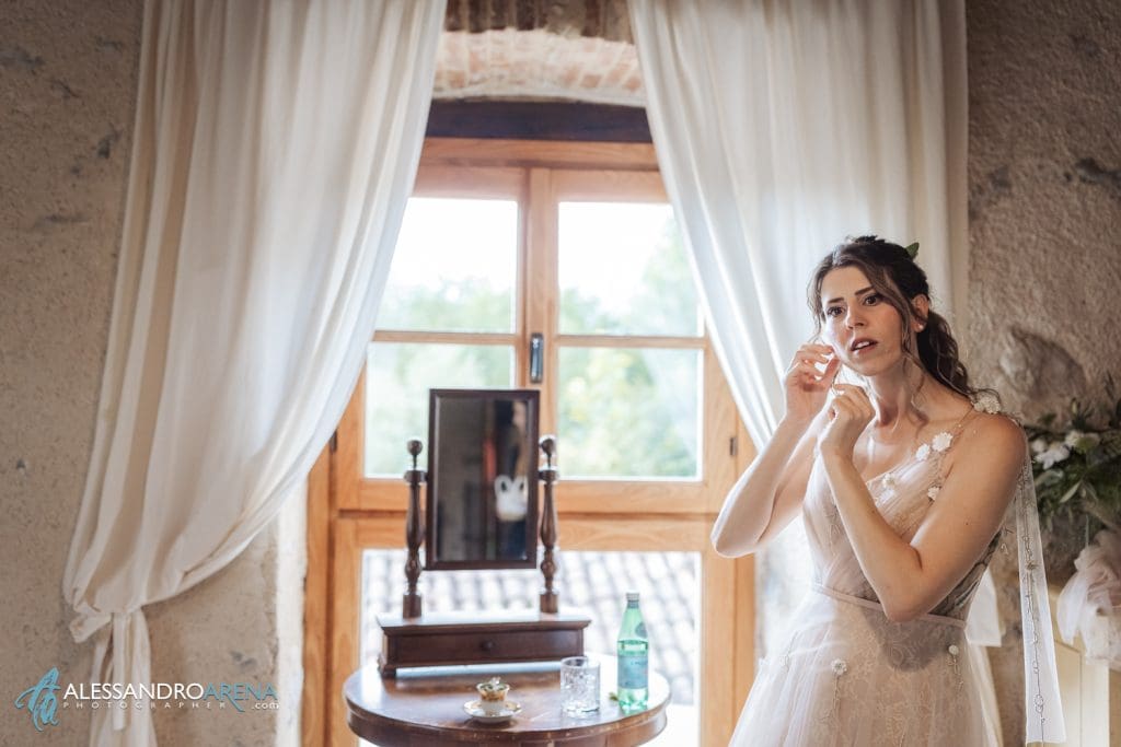 La sposa indossa gli orecchini