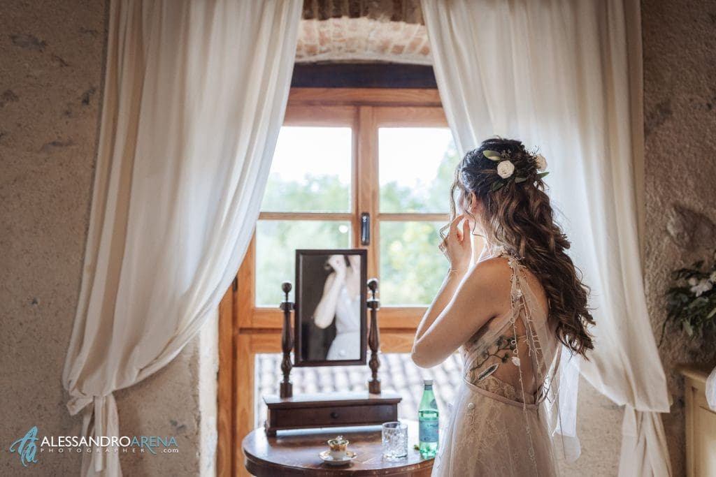 La sposa indossa gli orecchini