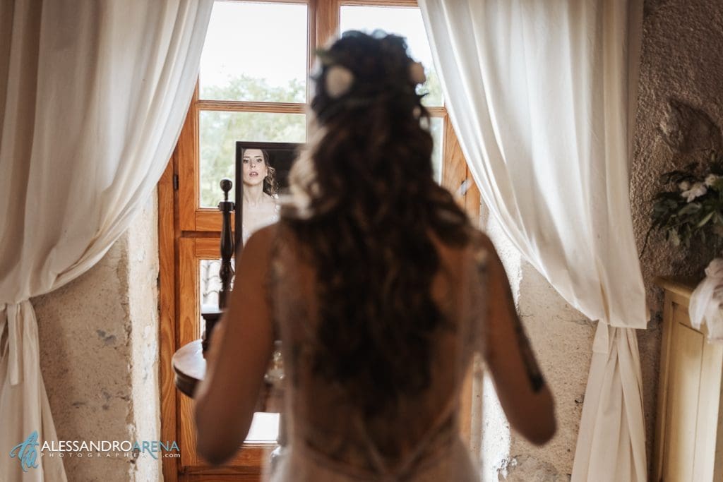 Ultimo sguardo allo specchio per la sposa