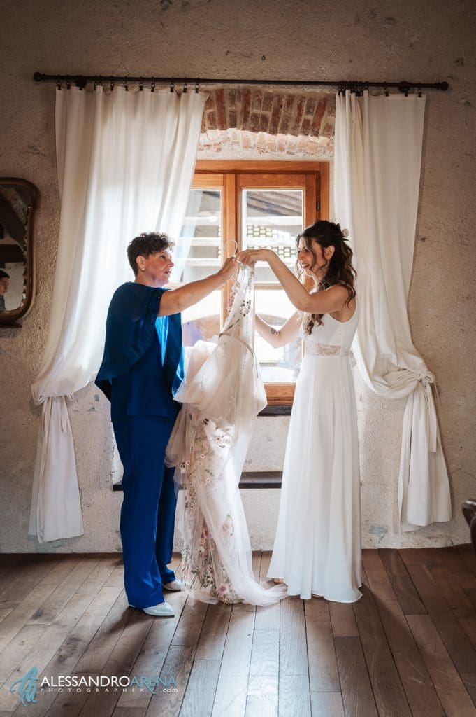 La sposa è pronta a indossare l'abito
