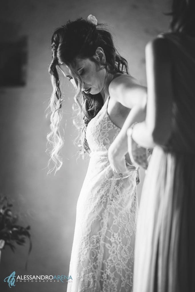 La sposa indossa l'abito Yoliah spose