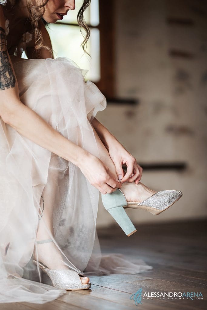 La sposa indossa le scarpe