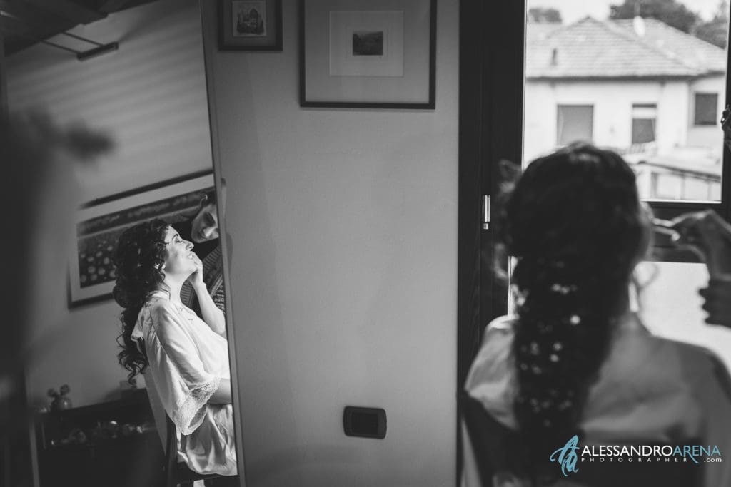 Sposa riflessa nello specchio