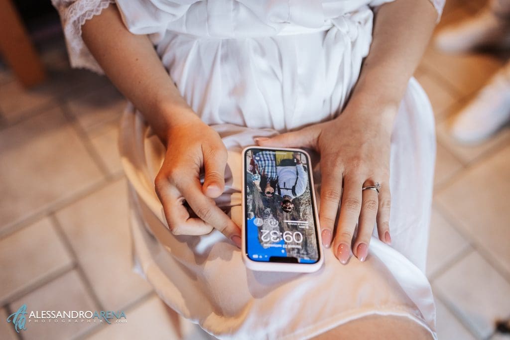 Dettaglio mani della sposa al trucco