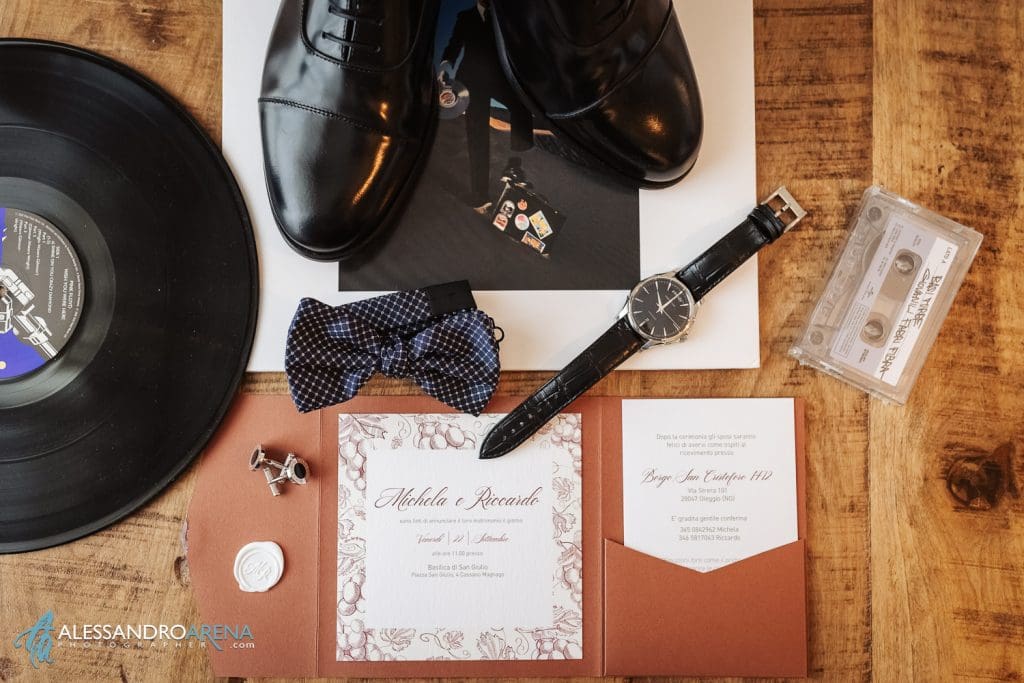 Dettagli dell'outfit dello sposo e del matrimonio