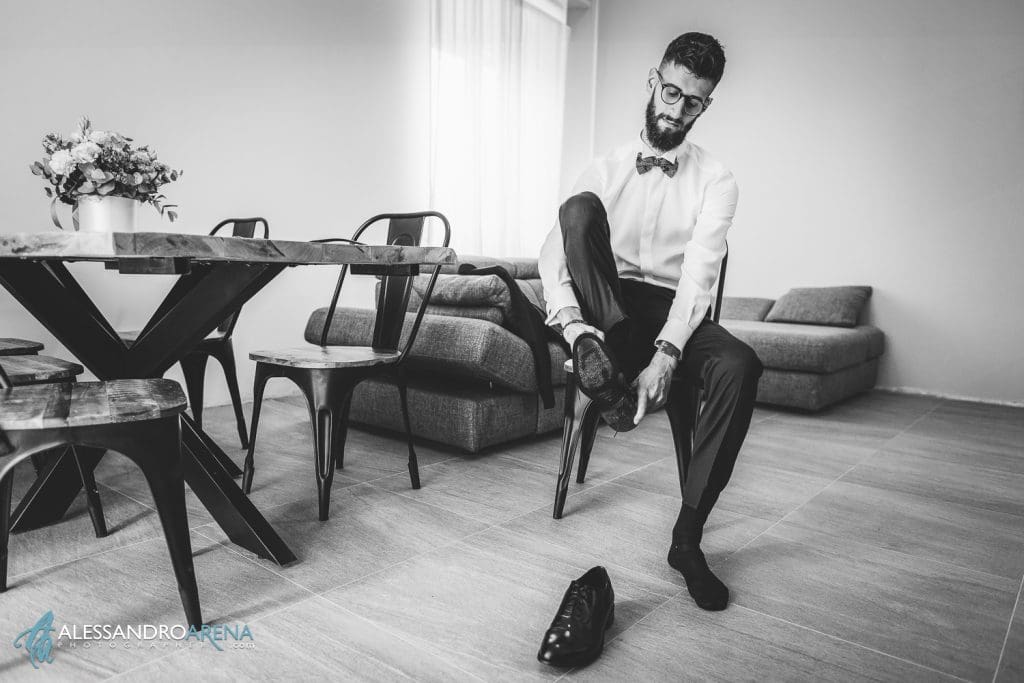 Lo sposo mette le scarpe