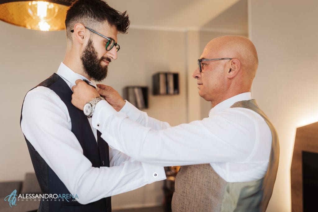 Il papà dello sposo sistema il papillon