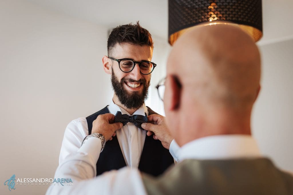 Il papà dello sposo sistema il papillon