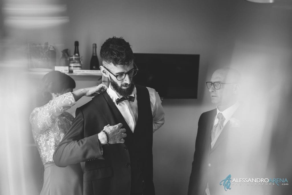 Lo sposo con i suoi genitori