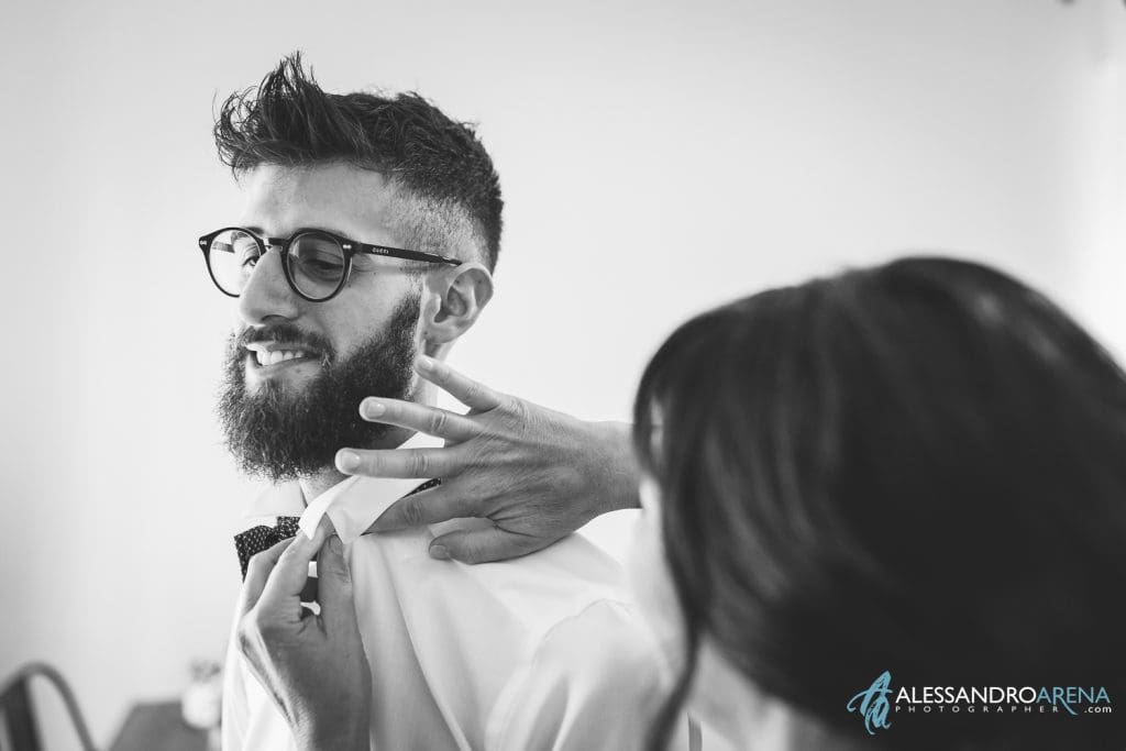 La mamma aiuta lo sposo a mettere il papillon