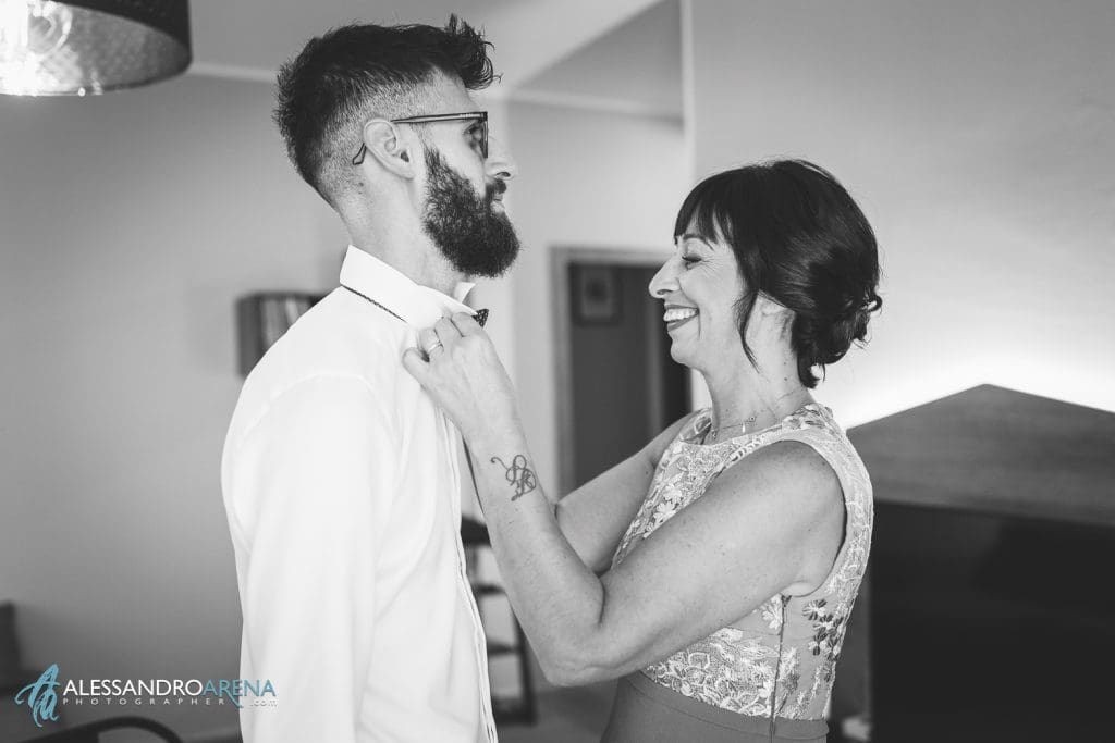 La mamma aiuta lo sposo a mettere il papillon