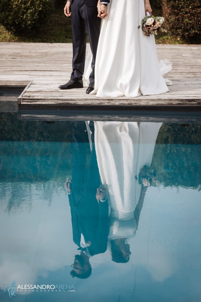 Sposi riflessi in piscina - borgo San Cristoforo Oleggio