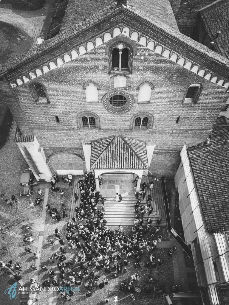 Matrimonio a Milano - Chiesa Abbazia di Morimondo - uscita degli sposi vista dall'alto