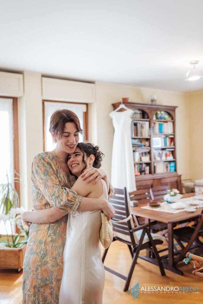 La sposa in un caldo abbraccio dell'amica e testimone