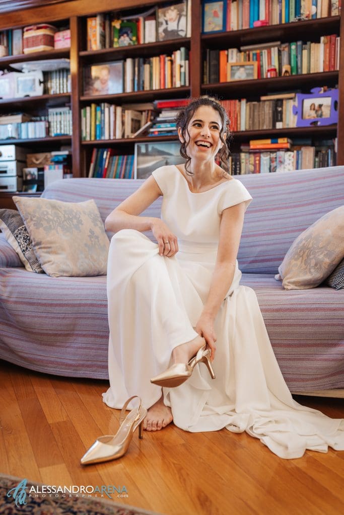 La sposa indossa le scarpe