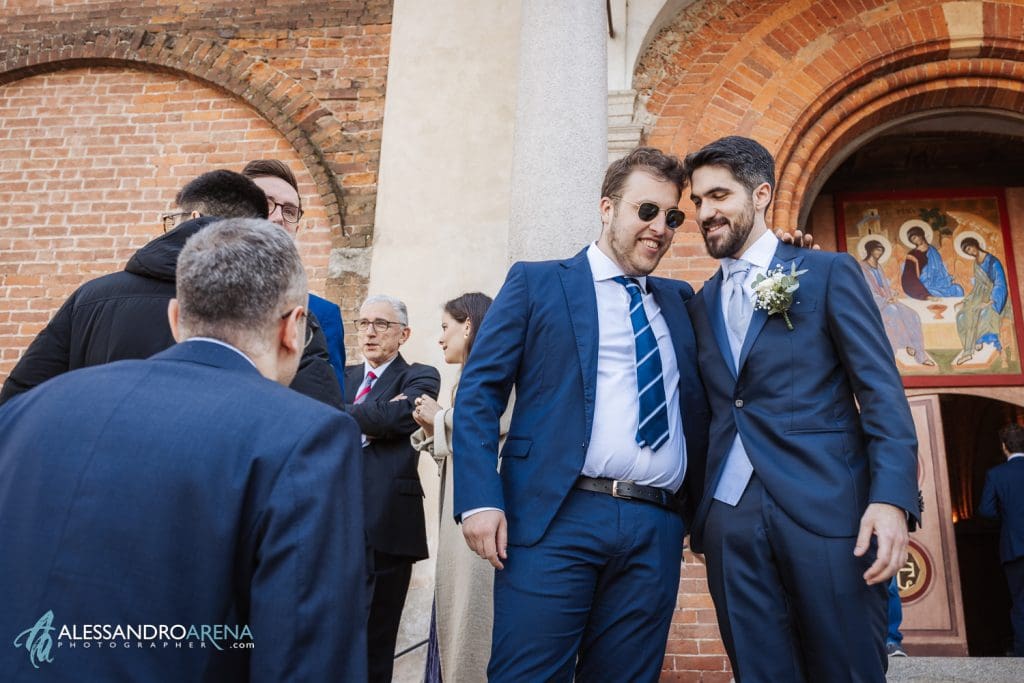 Matrimonio all'Abbazia di Morimondo, lo sposo accoglie gli invitati