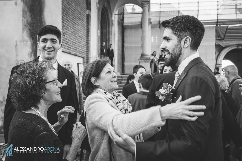 Matrimonio all'Abbazia di Morimondo, gli invitati salutano lo sposo