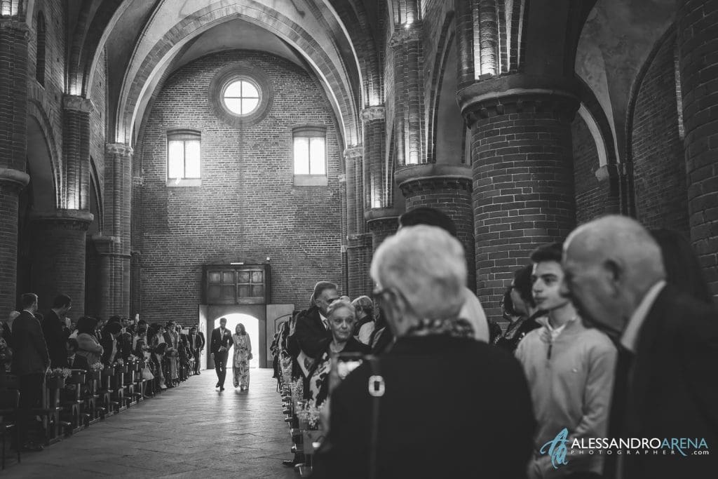 Matrimonio all'Abbazia di Morimondo - l'ingresso dello sposo con la mamma