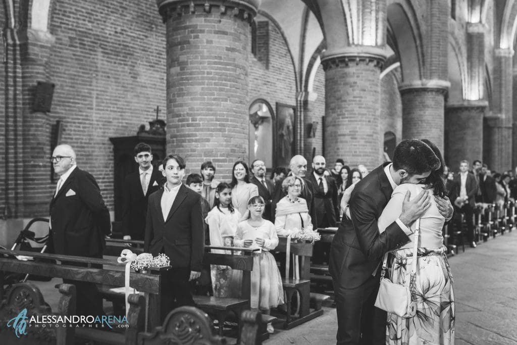 Matrimonio all'Abbazia di Morimondo - l'ingresso dello sposo e l'abbraccio con la mamma