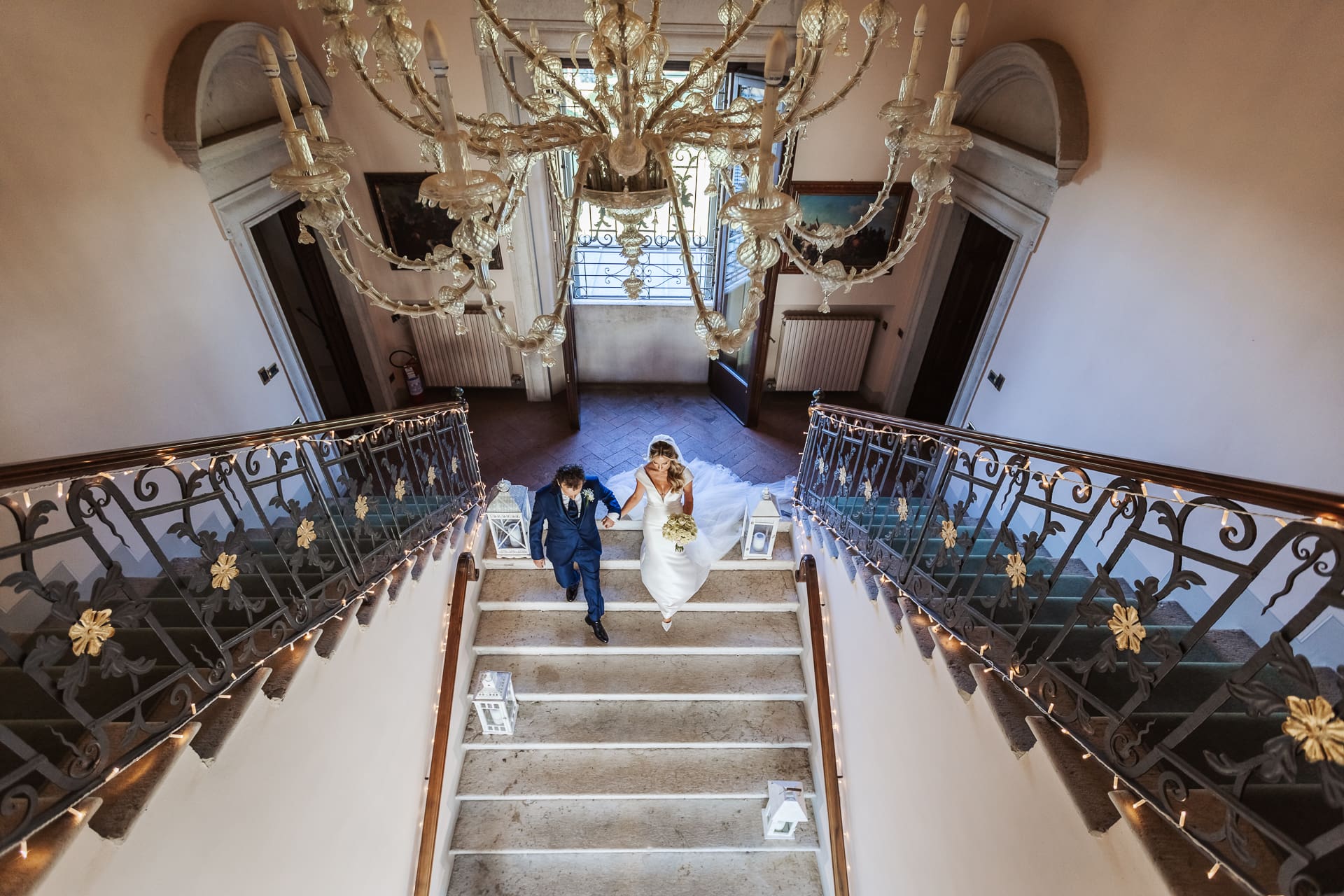 La sposa scende le scale col padre a VILLA VALENCA