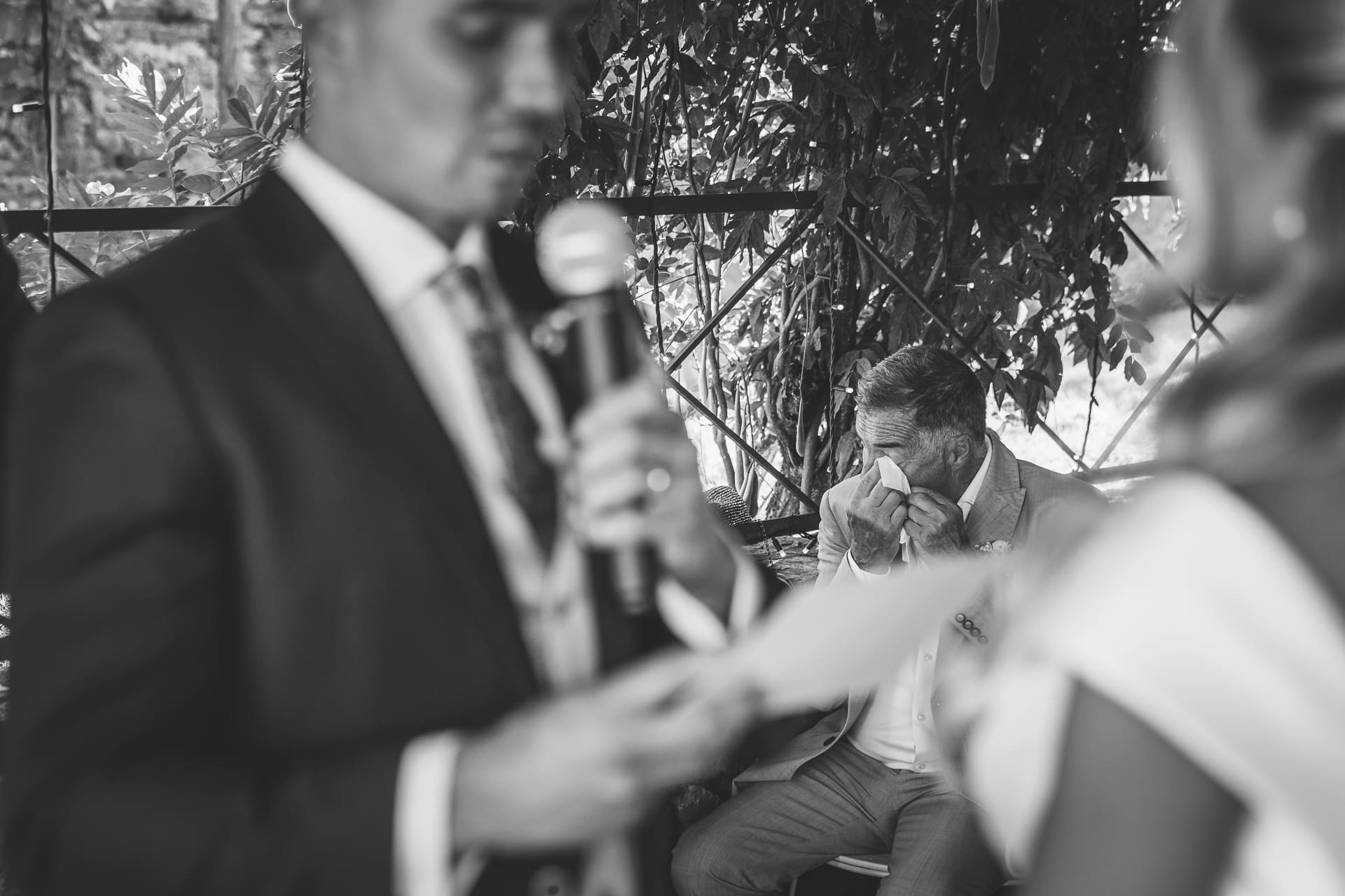 Il padre dello sposo si emoziona,