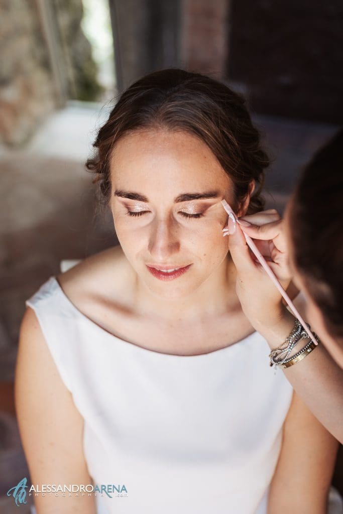 Makeup della sposa presso la location per matrimoni Valle di Badia Wedding
