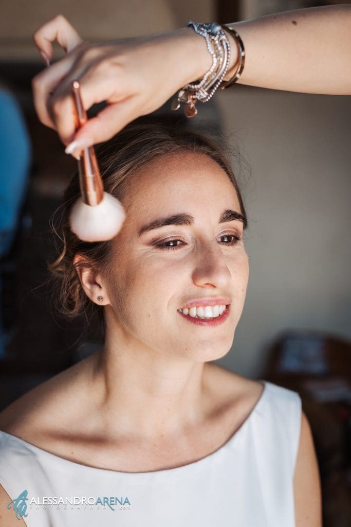 Makeup della sposa presso la location per matrimoni Valle di Badia Wedding