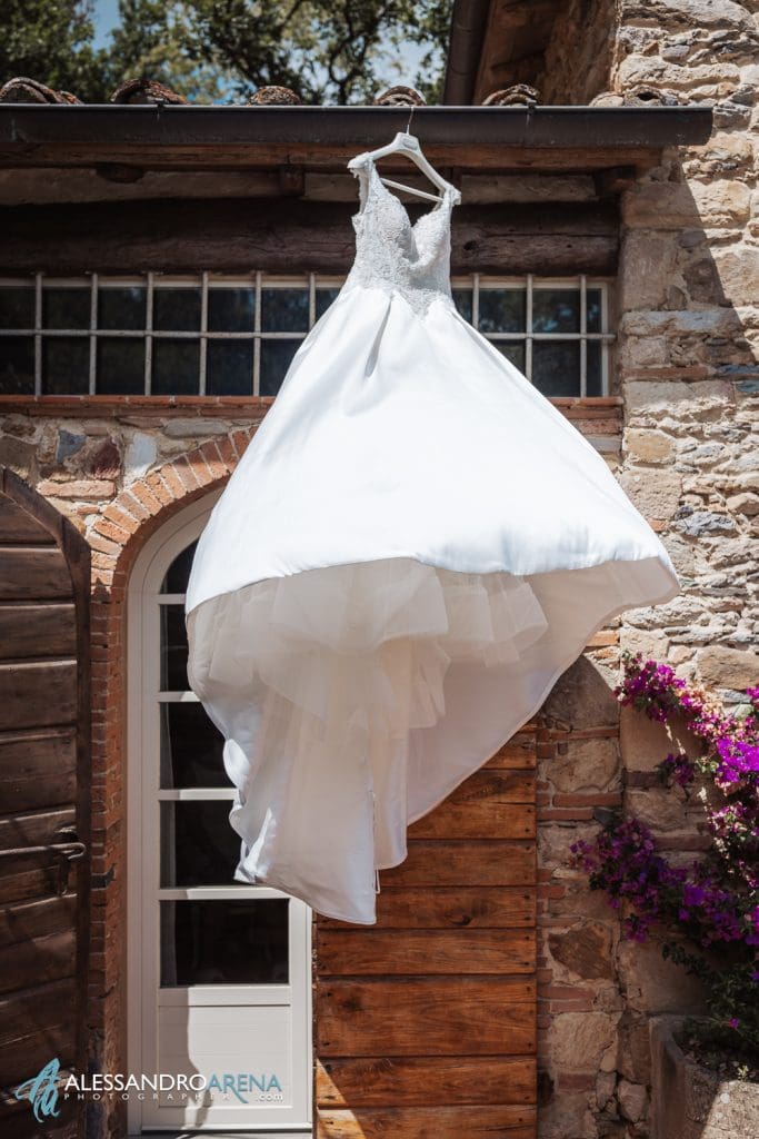 L'abito da sposa pronovias si gonfia con una folata di vento 