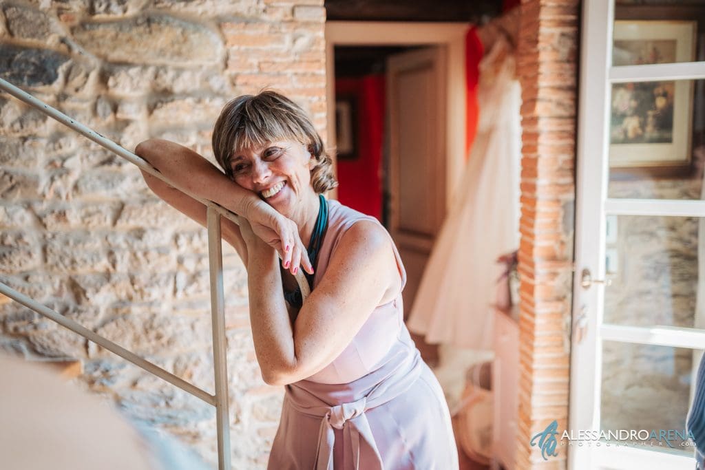 La mamma della sposa durante il trucco