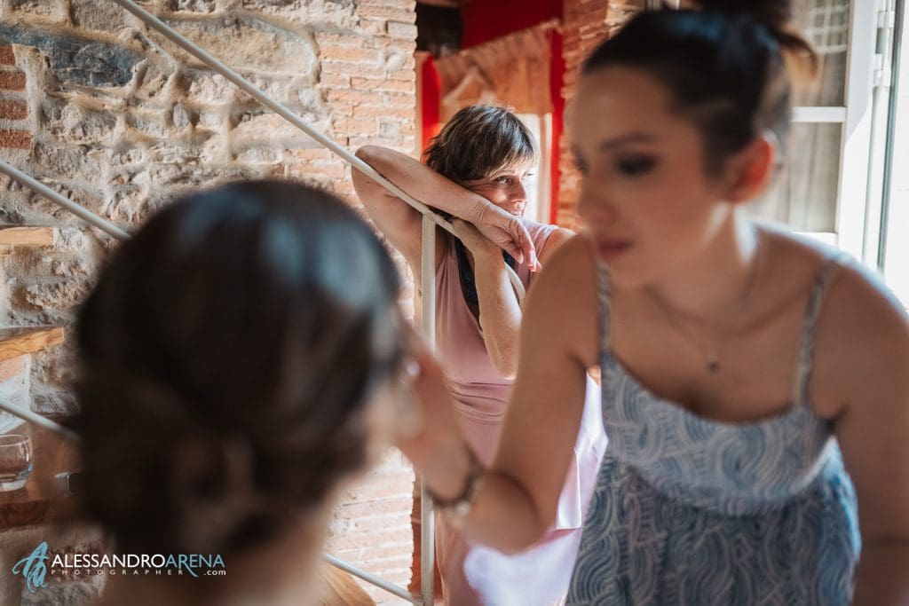 La mamma della sposa durante il trucco