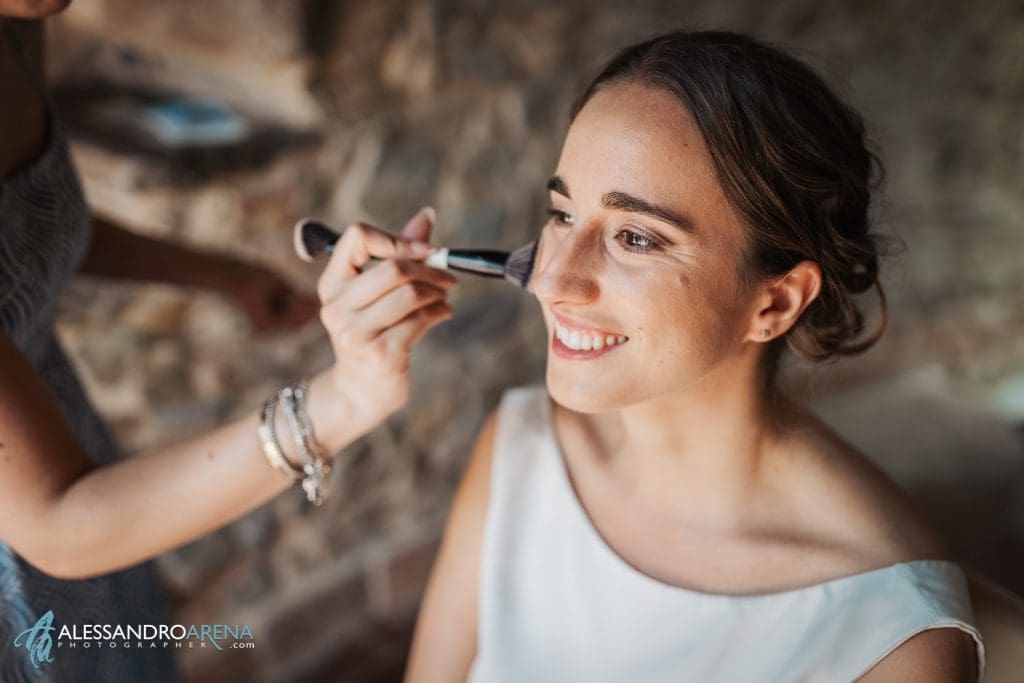Makeup della sposa presso la location per matrimoni Valle di Badia Wedding