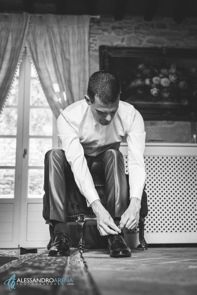 Lo sposo allaccia le scarpe