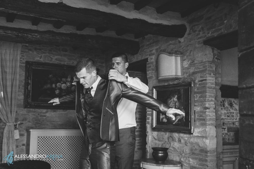 Lo sposo indossa la giacca