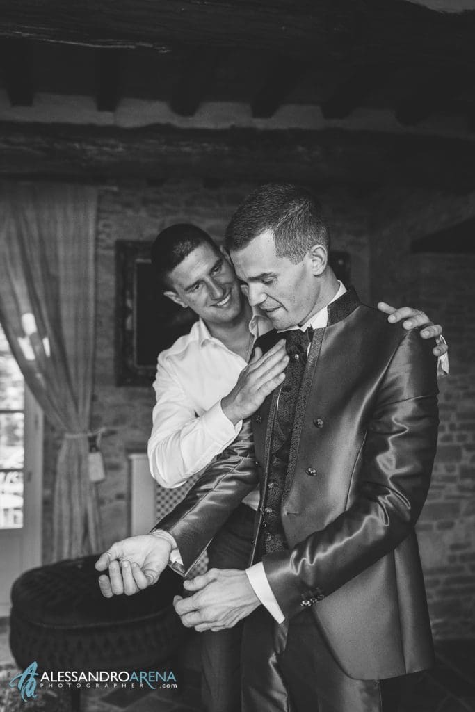 PREPARATIVI-SPOSO-Matrimonio-a-Valle-di-Badia-Wedding