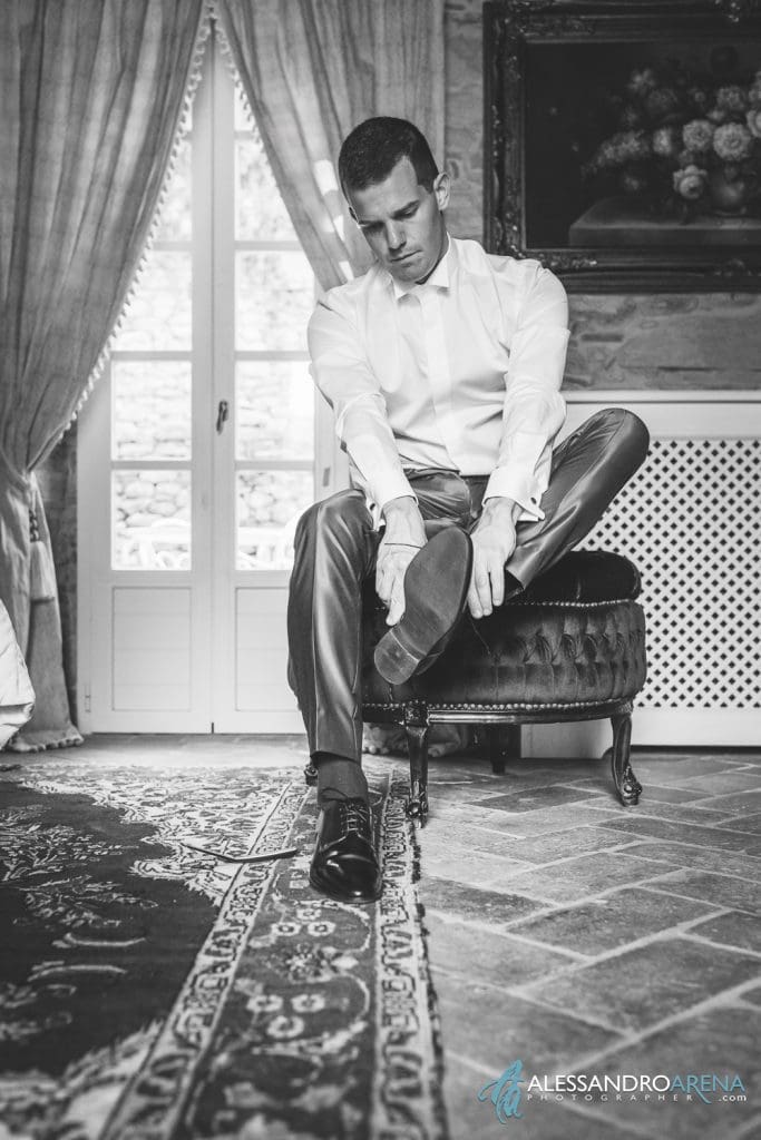 Lo sposo indossa le scarpe