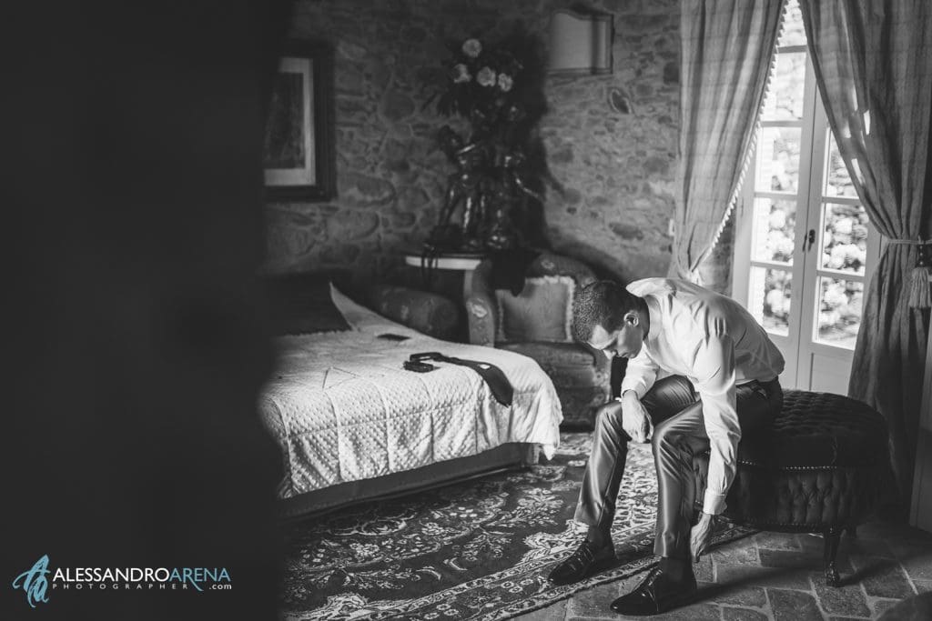 Lo sposo indossa le scarpe